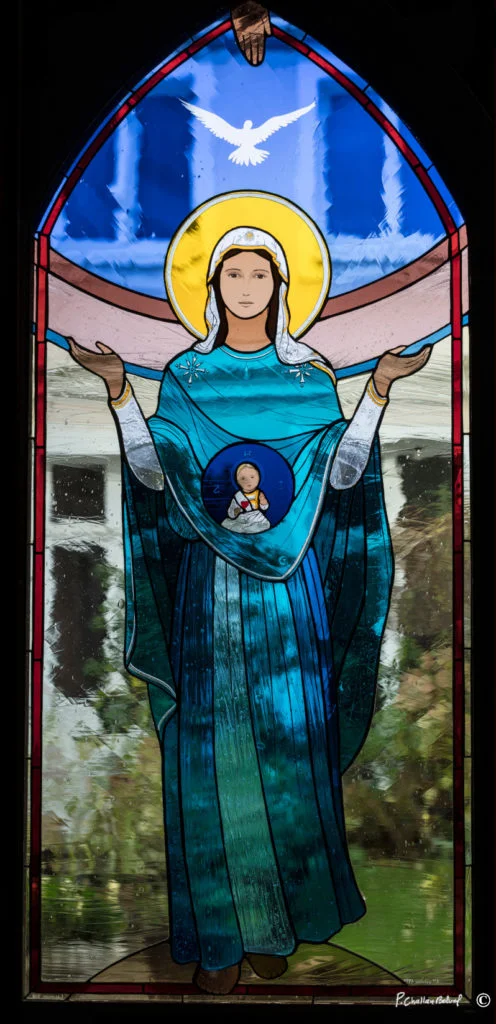 Vitrail de la Vierge du signe, réalisé par le maître-verrier Paul Challan Belval et livré le troisième dimanche de l’Avent, juste avant Noël 2019.