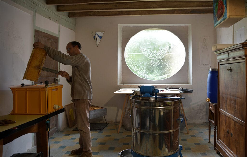 L'artiste verrier Paul Challan Belval récolte le miel dans son atelier en Cœur de Beauce.