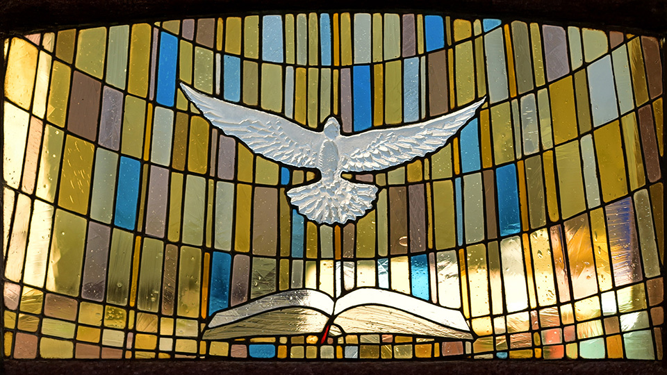 Colombe Esprit-Saint aux Saintes-Ecritures créée par le Maître verrier Paul Challan Belval.